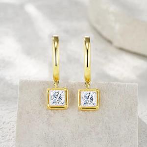 Boucles d'oreilles pendantes classiques carrées en moissanite 5,5 mm, testées au diamant, en argent S925 plaqué or 18 carats, couleur D, pureté VVS, pour femme - Product Image 4