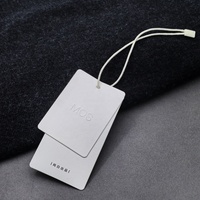 Étiquette suspendue en papier minimaliste gaufrée holographique de luxe avec code-barres, structure double couche, étiquette de vêtement haut de gamme pour chaussures de luxe
