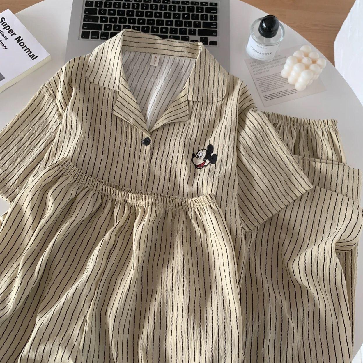 ลายเส้นสีน้ำตาล