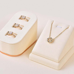 Ensemble de présentoirs à bijoux en crème avec supports pour colliers, bagues et boucles d'oreilles pour présentation en vitrine - Product Image 6