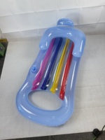 Chaise longue flottante gonflable en PVC pour piscine avec accoudoirs intégrés et porte-gobelet, design personnalisé durable pour l'extérieur