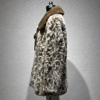 Manteau en fausse fourrure pelucheuse personnalisé en polyester avec grand col, ruban à nouer, fermeture éclair sur le devant et poches latérales, coupe carrée, pour l'automne et l'hiver, style décontracté
