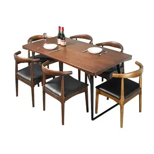 木制餐桌设置现代与椅子棕色餐厅/客厅