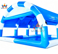 Structure de jeu gonflable rayée bleue et blanche, grand équipement d'amusement extérieur, tente d'événement avec piscine pour le plaisir estival