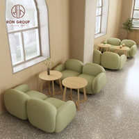 Ensemble de mobilier de restaurant moderne beige : canapés individuels, banquette, table basse ovale en bois pour salon et salle à manger