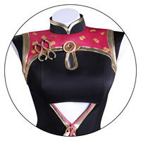 Cosplayer Zenless Zone Zero buvant du thé, Boss Lady Red Bean en cosplay dans un Qipao féminin, Cosplay style femme mature