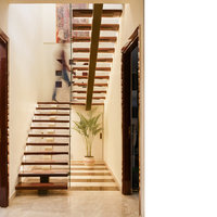 Escalier intérieur moderne de luxe en métal, design personnalisé à monopoutre droite