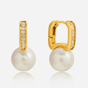 ต่างหูมุก ทอง 18K แบบ Huggie เกรด AAA ติดแบบ Channel Setting สำหรับใส่ทุกวัน - Product Image 1