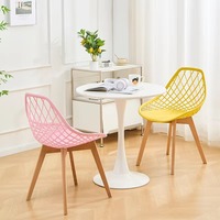 Chaise de salle à manger moderne et simple avec pieds en bois massif et assise en plastique PP creux pour la maison, l'extérieur et les restaurants