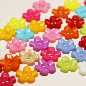 Tombol bunga warna-warni plastik 15mm tombol bunga kartun warna-warni 5 kelopak untuk kerajinan buku tempel jahit, 2 lubang, 12 warna - Product Image 1