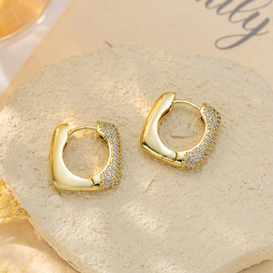 Aros Chapados en Oro de 18K con Incrustaciones de Diamantes Microincrustados, Diseño Geométrico, Estilo de Lujo Ligero para Aniversario - Product Image 3