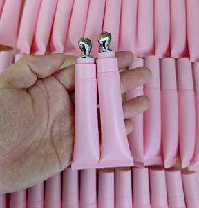 Gloss repulpant pour les lèvres populaire, végétalien, à la menthe poivrée, marque privée - Product Image 2