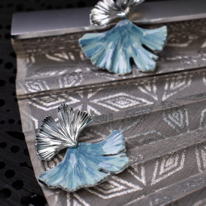 Boucles d'oreilles pendantes en forme de feuille de Ginkgo, design artistique littéraire haut de gamme, plaqué argent, style bohème, glaçure contrastée, couleur fraîche et tendance - Product Image 1