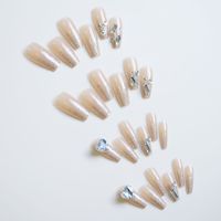Faux ongles à presser rose nude forme cercueil avec pointes françaises à paillettes argentées et accents de cristaux pour soirées romantiques