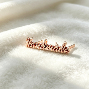 Etiquetas Metálicas Fundidas a Presión Personalizadas y Duraderas, Etiquetas Cosidas con Logotipo de Marca, Emblemas Metálicos con Nombre Privado para Prendas y Artículos de Cuero - Product Image 3