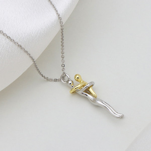 Collar con Colgante de Bebé Abrazando a Mamá, Dos Tonos, Cobre, Cadena Lateral Delicada, Regalo para Mamá de Recién Nacido - Product Image 1