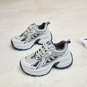Chaussures de sport décontractées pour femmes, de haute qualité, avec logo personnalisé, style plateforme à semelle épaisse, pour un confort de marche optimal. - Product Image 4