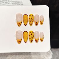 Ongles en acrylique à presser, forme amande, French manucure et décorations à pois avec perles dorées, options de vernis personnalisables, longueur moyenne, pour usage en salon de beauté et spa