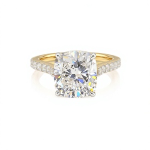 Bague de fiançailles solitaire Majestic plaquée or 18K 14K avec diamant de laboratoire taille coussin et bande pavée de diamants taille ronde pour femme - Product Image 1