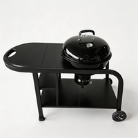 Barbecue à charbon de bois professionnel d'extérieur avec station de préparation, chariot portable pour une cuisine gastronomique