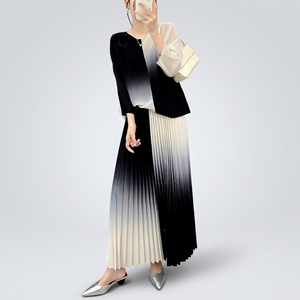 Conjunto de Dos Piezas de Moda Otoñal con Degradado de Color, Camiseta de Cuello Redondo y Falda Larga con Pliegues Miyake, Entrega Rápida - Product Image 3
