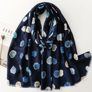 Thời Trang Châu Âu 180*90 Mềm Viscose Vàng Lá Chiếc Khăn Phụ Nữ In Polyester <span class=keywords><strong>Hijabs</strong></span> Màu Đen Và Trắng <span class=keywords><strong>Polka</strong></span> Chấm In Khăn Choàng - Product Image 4