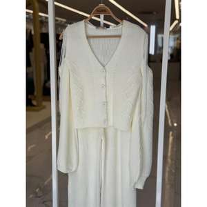 Conjunto de Cárdigan y Pantalones de Punto Sobe Color Crudo, Atuendo Casual Otoñal para Mujer, Transpirable, Corte Estándar - Product Image 1