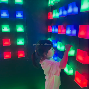 Mur d'<span class=keywords><strong>escalade</strong></span> interactif en plastique pour <span class=keywords><strong>salle</strong></span> de jeux intérieure avec poignées LED, capacité supérieure à 500 kg - Product Image 4