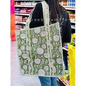 Bolso de mano acolchado de algodón inspirado en la artesanía, con estampado floral hecho a mano, diseñado para brindar comodidad, versatilidad y un uso diario sostenible. - Product Image 1