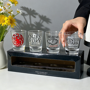 Jeu de 4 verres à liqueur personnalisé <span class=keywords><strong>Game</strong></span> <span class=keywords><strong>of</strong></span> <span class=keywords><strong>Thrones</strong></span> 60ml 2oz <span class=keywords><strong>verre</strong></span> à liqueur Baijiu <span class=keywords><strong>verre</strong></span> à liqueur vierge cadeau souvenir - Product Image 1