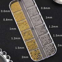 Boîte de 12 compartiments de perles et breloques pour ongles en acier doré et argenté, tailles mixtes 0,6-2 mm, billes métalliques pour manucure DIY minimaliste