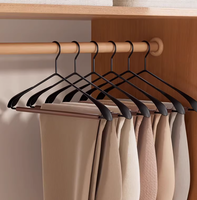 Cintre en bois de hêtre de luxe léger, acier givré, antidérapant, design à épaules larges, utilisé pour suspendre des vêtements haut de gamme