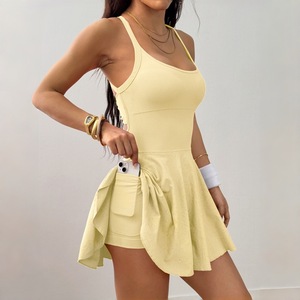 Abito da tennis da donna con cut-out a vita alta e spalline sottili, modello sportivo con gonna a pantaloncino - Product Image 4