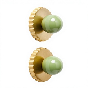 Perilla redonda de resina verde con base acanalada de latón antiguo para cajones y gabinetes, decoración interior moderna, juego de 2 perillas de resina - Product Image 1