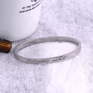 Venta al por mayor de joyería de moda clásica de 18 quilates chapado en oro rosa de acero inoxidable grabado letra brazalete pulsera brazalete para las mujeres - Product Image 5