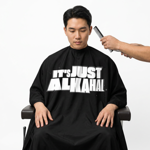 Capa de peluquería impermeable con cierre ajustable en el cuello, modelo "It's Just Alkahal", para cortes de pelo - Capas profesionales de peluquería - Product Image 1