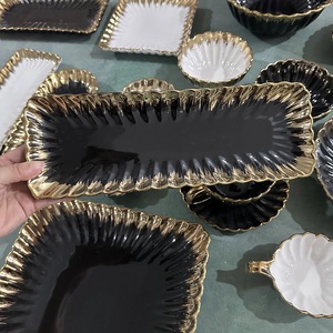 Assiettes à dîner de 8 pouces, <span class=keywords><strong>porcelaine</strong></span> <span class=keywords><strong>noire</strong></span> avec garniture en or, assiettes en céramique dorée, idéales pour les desserts et les apéritifs. - Product Image 1