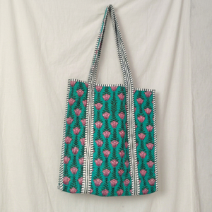 Sac fourre-tout bohème matelassé en coton à imprimé léopard, à longues poignées, fait main en Inde, pour femme, idéal pour l'hiver/le printemps, avec motifs imprimés à la main - Product Image 1