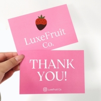 Cartes de remerciement personnalisées avec logo imprimé, finition brillante ou mate, idéales pour les invitations et les petites entreprises