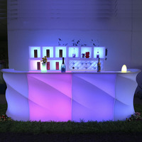 Meubles de bar d'extérieur en plastique LED de design moderne et luxueux, comptoirs mobiles, tabourets, chaises, tables à cocktails - Écologiques et durables