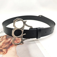 Ceinture en cuir avec boucle en métal argenté en forme de marteaux de boxeur pour homme