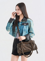 Sac fourre-tout rétro pour femme, grande capacité, style moto, en PU effet vieilli, multi-zippé, à rivets, porté épaule.