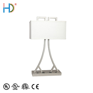Nuevo diseño moderno blanco Bruselas Tapa dura sombra de plata acabado lámpara de mesa - Product Image 1