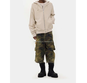 Nouveaux shorts cargo unisexes en coton délavé et déchiré, coupe oversize, longueur genou, motif camouflage vert, avec étiquettes. - Product Image 5