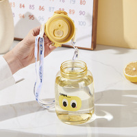 Gobelet à eau avec visage souriant de haute qualité, design mignon, doté d'une paille inclinée et d'un couvercle pop-up, en plastique.