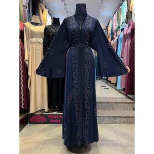 Abaya moderne pour femmes en vente flash, avec tissu infroissable et perles artisanales, pour une tenue islamique élégante. - Product Image 3