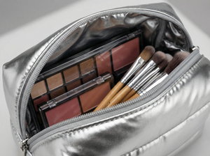 กระเป๋าเครื่องสำอางเมทัลลิก Y2K แบบพกพา สีเงิน ดีไซน์ล้ำยุค สำหรับเดินทาง - Product Image 2