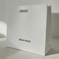 Emballage de vêtements cosmétiques avec logo personnalisé sac de vêtement à poignée découpée sacs en papier en carton de luxe à provisions pour petites entreprises