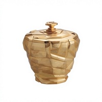 Boîte de rangement de luxe en métal doré à facettes pour fruits secs et dates, avec couvercle et texture géométrique effet pierre taillée