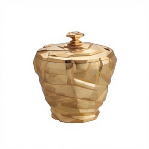 Boîte de rangement de luxe en métal doré à facettes pour fruits secs et dates, avec couvercle et texture géométrique effet pierre taillée - Product Image 1